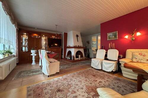 Wohnzimmer mit Kamin - 5 Zimmer Reihenmittelhaus in Bad Oldesloe