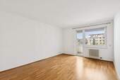 Wohnzimmer mit Balkon - Geräumige 2-Zimmer-Wohnung in ruhiger Lage nahe der Havel