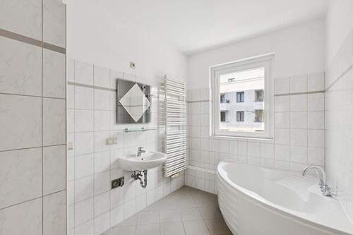 Bad mit Wanne - 