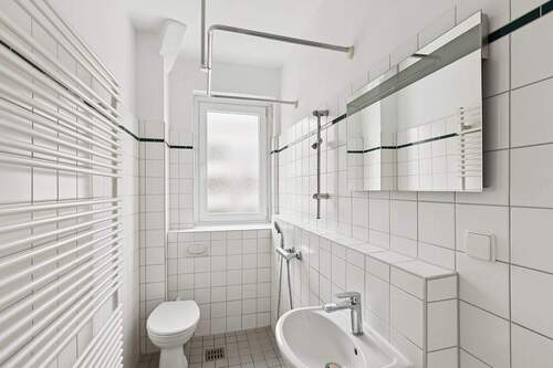 Bad mit Dusche - 