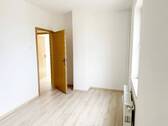Kinderzimmer mit Blick Richtung Flurbereich - 