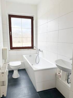 Tageslichtbad mit Wanne, WC und Waschtisch - 