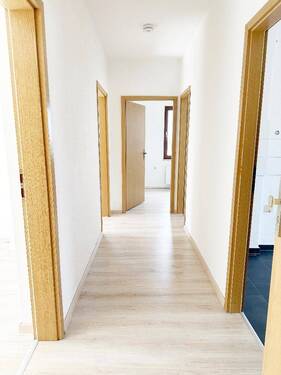 Flurbereich mit Blick in die Wohnung - 