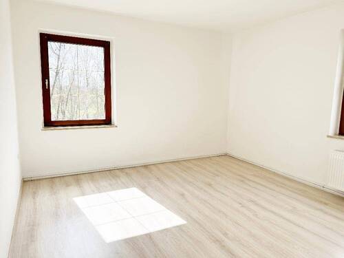 Schlafzimmer mit Blick Richtung Flurbereich - 