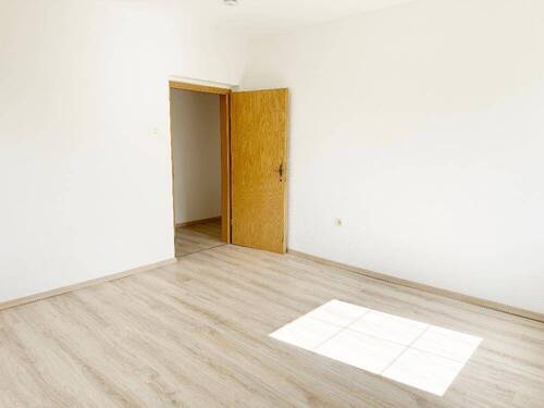 Schlafzimmer mit Blick Richtung Flurbereich - 