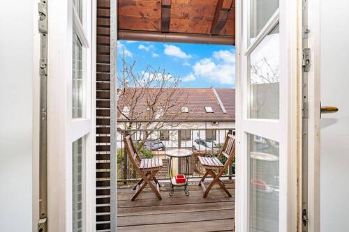 Blick vom Wohnbereich auf den Balkon - 