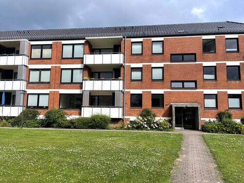 Vorderansicht - RESERVIERT: Großzügige Wohnung in zentraler Lage