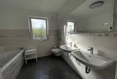 Bad mit Badewanne und Dusche - 