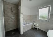 Bad mit Badewanne und Dusche - 