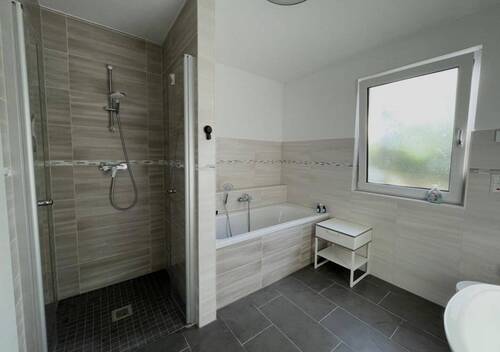Bad mit Badewanne und Dusche - 