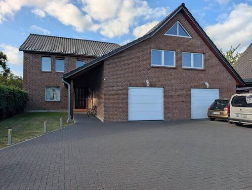 Hausansicht vorne - Große Erdgeschosswohnung mit eigenem Garten in GF Vordorf, OT Rethen