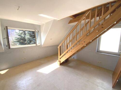 Große Räume im Obergeschoss mit Zugang zum Dachgeschoss - 