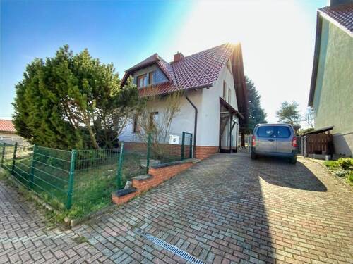 Garageneinfahrt - 5 Zimmer Einfamilienhaus in Oberdorla