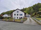 Haus_Eingang rechts - Großzügiges Familienglück zentral in Neukirchen mit großem Garten direkt am Waldrand