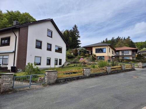Haus_Eingang links - 1 Zimmer Mehrfamilienhaus, Wohnhaus zum Kaufen in Neukirchen