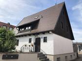 Hausansicht (Nordseite) - Geräumige und helle Altbauwohnung mit Dachterrasse in bester Karlsfelder Lage