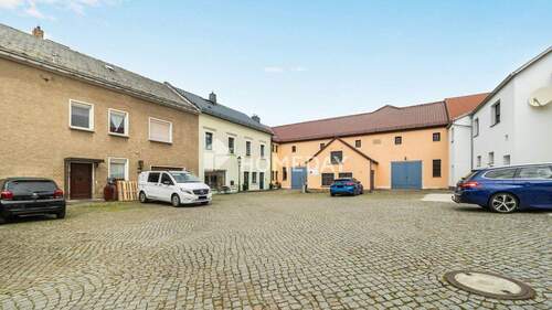 Außenansicht 3 - Geräumiges Haus mit 792 m² Nutzfläche, Scheune für 10 Fahrzeuge, Gartenparadies und Ausbaureserve