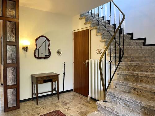 Treppe OG und Kellerzugang - 