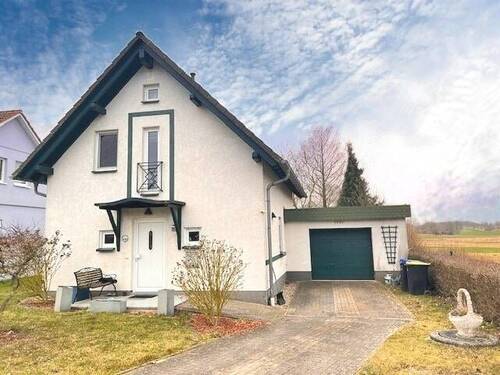 Straßenansicht - Charmantes, gemütliches Zuhause von viel Grün umgeben!