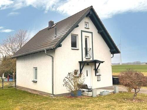 Straßen- und Giebelansicht - 4 Zimmer Einfamilienhaus zum Kaufen in Trollenhagen