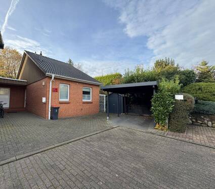 20. Hausansicht mit Carport.jpg - 