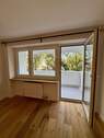 Wohnzimmer - Blick Loggia - Geschmackvolle & kernsanierte 3-Zi-Wohnung 