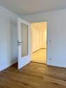 Wohnzimmer - Blick Flur - 3 Zimmer Etagenwohnung in München