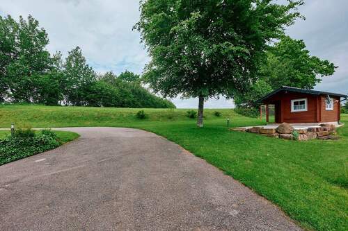 Objektansicht mit Zufahrt zum Grundstück - 