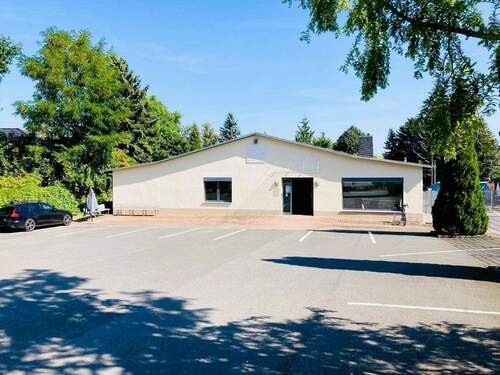 Gebäude Frontansicht_Parkplatz - 2 Zimmer Mehrfamilienhaus, Wohnhaus in Neukirchen/Erzgebirge