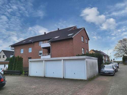 Garagen / Hausrückseite - 4 Zimmer Etagenwohnung zum Kaufen in Neustadt