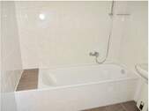 Badezimmer mit Wanne - 