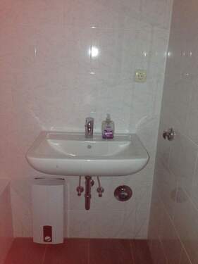 Waschbecken im Wannenbad - 