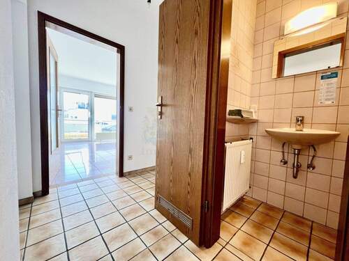 FLUR MIT GÄSTE WC - 3 Zimmer Etagenwohnung in Hofheim