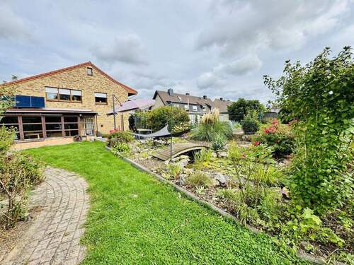 Blick vom Garten aufs Haus - 