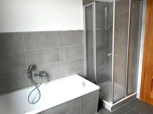 Bad - Hochwertig sanierte 3 Raum WE mit Stellplatz und Gartenanteil bei Bedarf