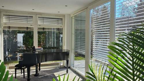 Fensterfront mit elektrischen Jalousien - 