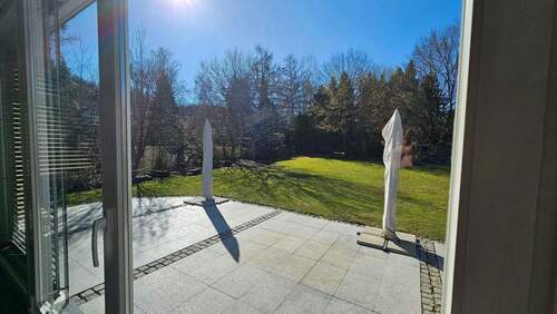 Terrasse mit anschließendem Garten - 