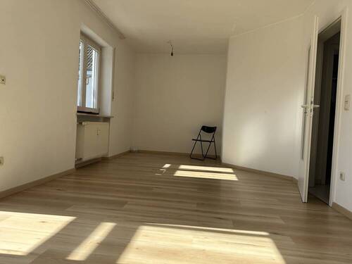 Wohnzimmer - 2 Zimmer Etagenwohnung zum Kaufen in Burghausen