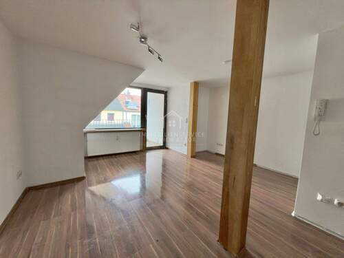 Sauerstraße 2 DG Wohnzimmer rechts Blick Richtung Balkon - 