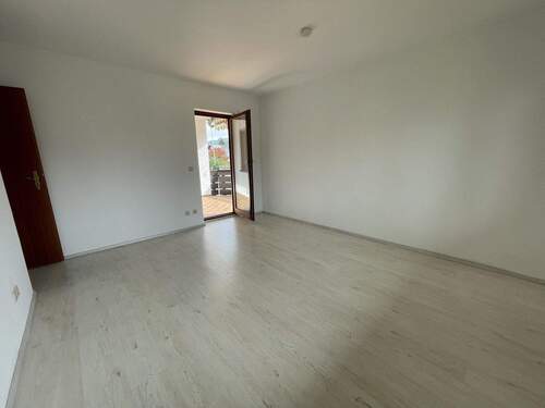 Schlafzimmer mit Zugang zur Loggia - 