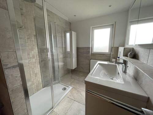 Modernes Badzimmer mit Walk-In Dusche - 