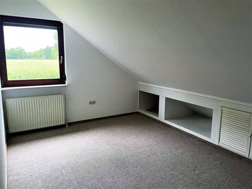 Schlafzimmer oder evtl Büro im OG - 