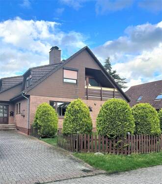 Blick auf das Haus - 7 Zimmer Mehrfamilienhaus, Wohnhaus in Hatten