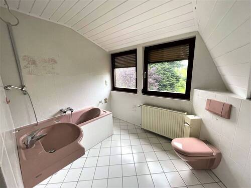 Bad mit Wanne im OG - 