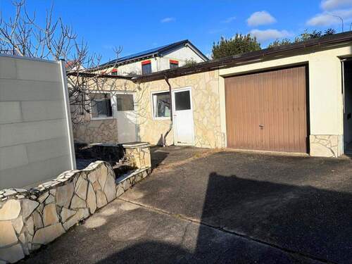 Einfahrt zur Garage - 4 Zimmer Etagenwohnung zum Kaufen in Östringen