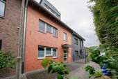 Hausansicht - Charmante 2-Zimmer-Dachgeschosswohnung mit Balkon - lichtdurchflutet, gemütlich und zentral gelegen