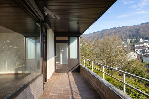 BALKON OG - KI GENERIERT - 