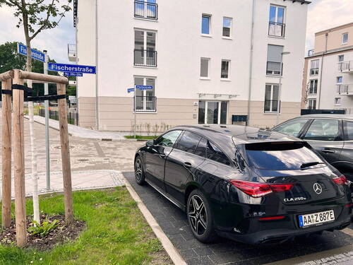 Hauseingang und Stellplätze - 