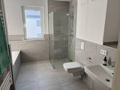 Tageslichtbad mit Glasdusche - 