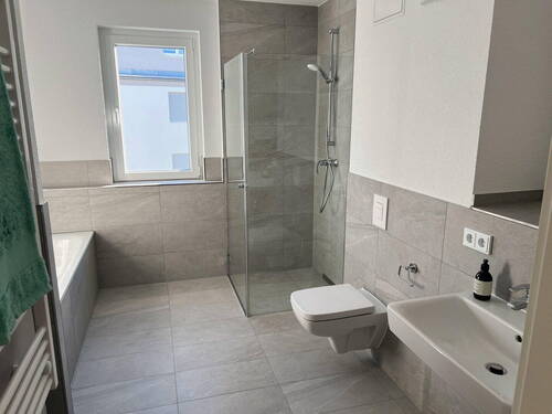 Tageslichtbad mit Glasdusche - 